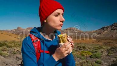 <strong>徒步</strong>旅行的女人在Tenerife<strong>徒步</strong>旅行后吃三明治。 加那利群岛特内里费的高加索女游<strong>客</strong>